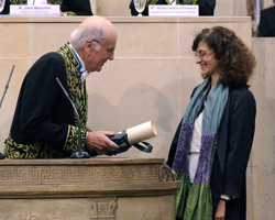 M. Jean-François Bach, secrétaire perpétuel de l’Académie des sciences, remet le Prix scientifique de la Fondation Louis D. au docteur Geneviève Almouzni