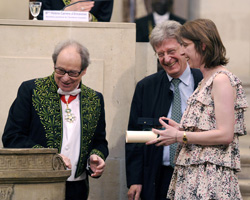 M. Henri Korn, membre de l’Institut (Académie des sciences), remet le Prix scientifique de la Fondation NRJ 
conjointement à au docteur Séverine Boillée et au professeur Vincent Meininger.